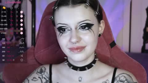 Snapshot of prettybones chatting on December 2024 02:28:02 PM Violet online show from December 2024 02:28:02 PM