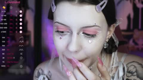 Snapshot of prettybones chatting on January 2025 06:38:02 PM Violet online show from January 2025 06:38:02 PM