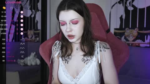 Snapshot of prettybones chatting on January 2025 12:05:02 PM Violet online show from January 2025 12:05:02 PM