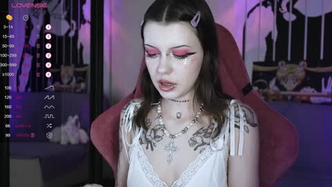 Snapshot of prettybones chatting on January 2025 03:07:01 PM Violet online show from January 2025 03:07:01 PM