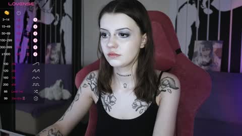 Snapshot of prettybones chatting on January 2025 09:51:02 AM Violet online show from January 2025 09:51:02 AM