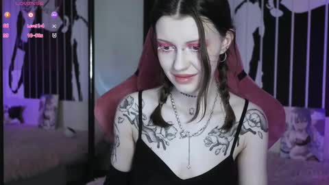 Snapshot of prettybones chatting on March 2025 12:41:01 PM Violet online show from March 2025 12:41:01 PM