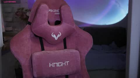 Snapshot of prettybones chatting on December 2025 11:43:01 PM Violet online show from December 2025 11:43:01 PM