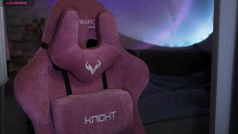 Snapshot of prettybones chatting on December 2025 01:43:02 AM Violet online show from December 2025 01:43:02 AM