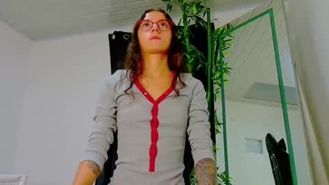 Snapshot of prettybunnies08 chatting on November 2025 12:20:02 AM Enzo Denis online show from November 2025 12:20:02 AM