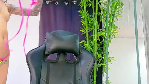 Snapshot of prettybunnies08 chatting on November 2025 04:42:01 PM Enzo Denis online show from November 2025 04:42:01 PM