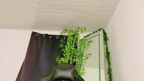 Snapshot of prettybunnies08 chatting on December 2025 11:43:01 PM Enzo Denis online show from December 2025 11:43:01 PM