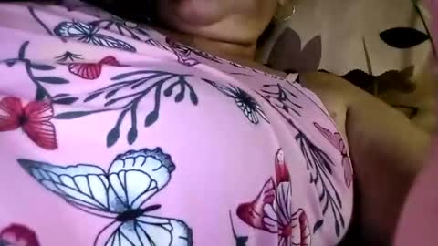 Snapshot of prettyrose01 chatting on January 2025 11:31:01 AM prettyrose01 online show from January 2025 11:31:01 AM