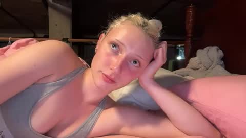 Snapshot of prettyunicorn555 chatting on May 2026 03:35:01 AM Dahlia online show from May 2026 03:35:01 AM