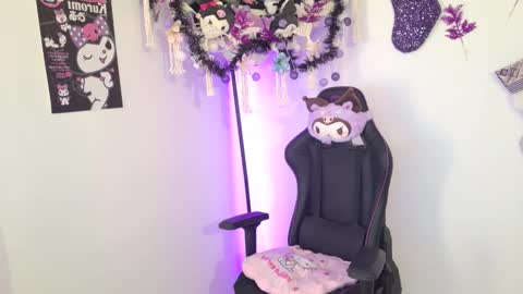 Snapshot of purple_ema chatting on November 2025 07:02:01 PM purple_ema online show from November 2025 07:02:01 PM