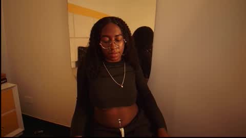 Snapshot of qeen_black2 chatting on December 2025 09:42:02 PM Keyla Queen Black online show from December 2025 09:42:02 PM