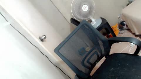 Snapshot of qn_jeshelle chatting on January 2025 03:04:02 PM SimplePetite Astrid28 online show from January 2025 03:04:02 PM