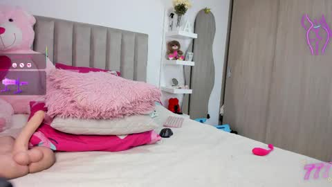 Snapshot of queen_antonella_oficial chatting on March 2026 12:45:01 AM QUEEN ANTONELLA online show from March 2026 12:45:01 AM