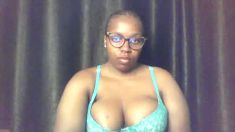 Snapshot of queen_melanine chatting on June 2026 04:00:01 AM QUEEN online show from June 2026 04:00:01 AM