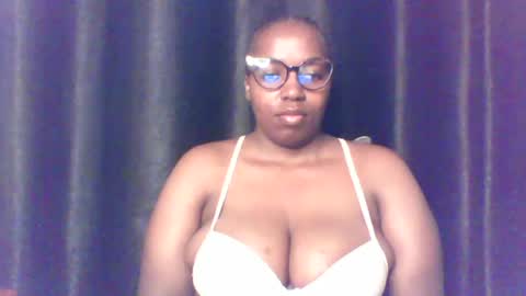 Snapshot of queen_melanine chatting on June 2026 03:53:01 AM QUEEN online show from June 2026 03:53:01 AM