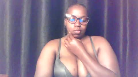 Snapshot of queen_melanine chatting on June 2026 03:55:01 AM QUEEN online show from June 2026 03:55:01 AM