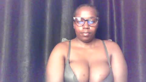 Snapshot of queen_melanine chatting on June 2026 03:44:01 PM QUEEN online show from June 2026 03:44:01 PM