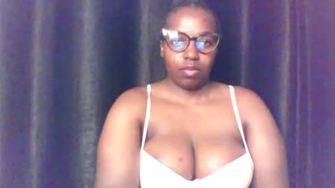 Snapshot of queen_melanine chatting on June 2026 11:32:02 AM QUEEN online show from June 2026 11:32:02 AM