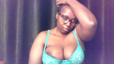 Snapshot of queen_melanine chatting on July 2026 03:48:02 PM QUEEN online show from July 2026 03:48:02 PM