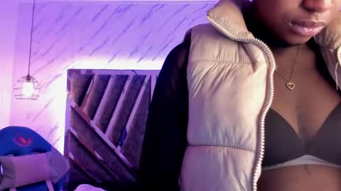 Snapshot of queen_perla_ chatting on December 2024 06:04:02 PM online show from December 2024 06:04:02 PM