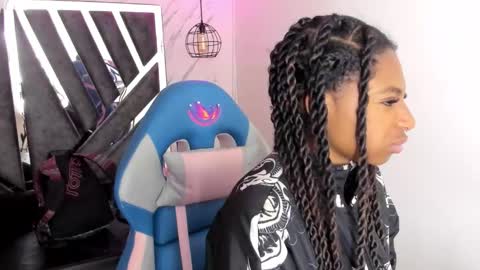 Snapshot of queen_perla_ chatting on October 2025 12:00:02 PM online show from October 2025 12:00:02 PM