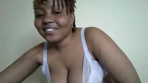 Snapshot of queenbeiby05 chatting on November 2025 12:18:01 PM queen online show from November 2025 12:18:01 PM