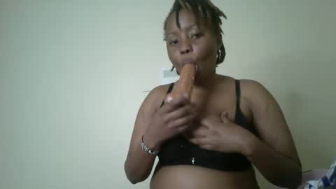 Snapshot of queenbeiby05 chatting on November 2025 09:31:01 AM queen online show from November 2025 09:31:01 AM