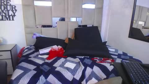 Snapshot of queenjenn__ chatting on December 2024 12:11:02 AM QUEENJEENN online show from December 2024 12:11:02 AM