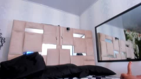 Snapshot of queenjenn__ chatting on February 2025 07:09:01 PM QUEENJEENN online show from February 2025 07:09:01 PM