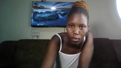 Snapshot of queenluxee chatting on February 2026 04:57:02 AM queenluxee online show from February 2026 04:57:02 AM