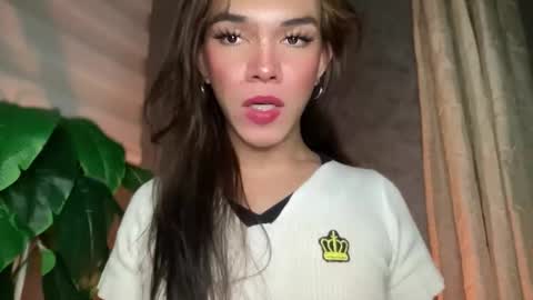 Snapshot of queenn_xxx chatting on October 2025 09:44:02 PM QUEEN online show from October 2025 09:44:02 PM