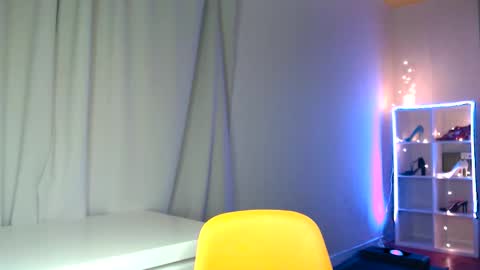 Queensy online show from March 2025 06:00:02 PM