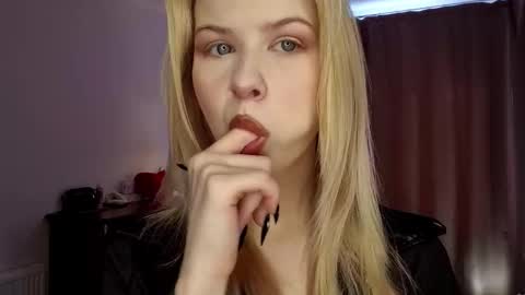 Snapshot of quennabrucker chatting on March 2026 06:19:02 AM Tate online show from March 2026 06:19:02 AM