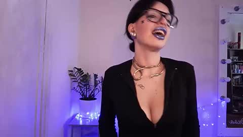 quiet_smile online show from September 2025 10:31:01 AM