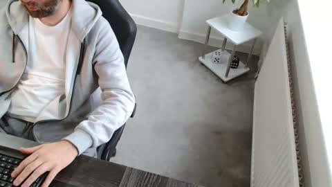 Snapshot of r_a_r_e chatting on November 2025 10:14:02 AM Rare online show from November 2025 10:14:02 AM