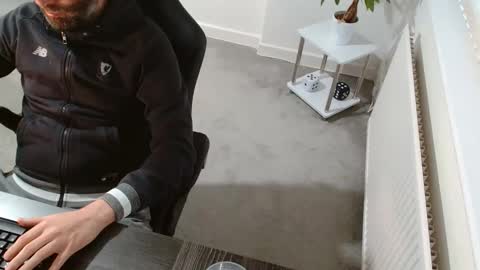 Snapshot of r_a_r_e chatting on November 2025 07:41:02 AM Rare online show from November 2025 07:41:02 AM