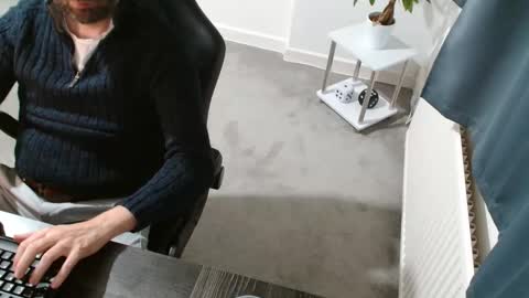 Snapshot of r_a_r_e chatting on November 2025 07:46:02 PM Rare online show from November 2025 07:46:02 PM