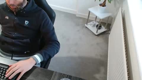 Snapshot of r_a_r_e chatting on November 2025 07:52:02 AM Rare online show from November 2025 07:52:02 AM