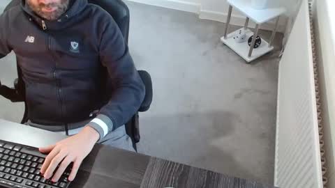 Snapshot of r_a_r_e chatting on November 2025 08:15:01 AM Rare online show from November 2025 08:15:01 AM