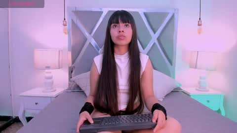 Snapshot of raven_luxx chatting on May 2026 05:42:01 PM RAVEN online show from May 2026 05:42:01 PM