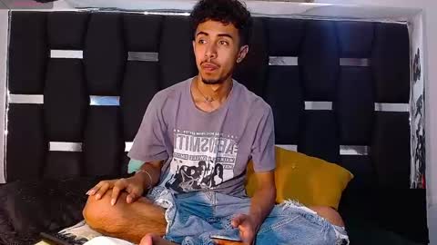 Snapshot of raydevil_ chatting on December 2024 08:33:02 PM Rayn online show from December 2024 08:33:02 PM