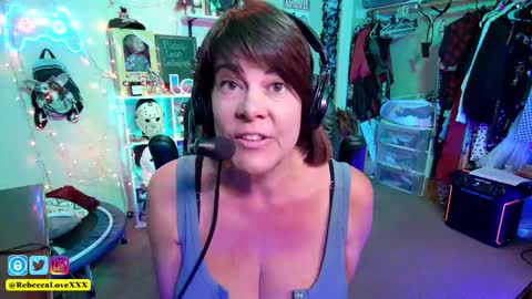 Snapshot of rebeccalovexxx chatting on October 2025 10:43:02 PM Rebecca Love online show from October 2025 10:43:02 PM