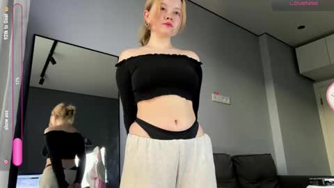 Snapshot of rebeccaniksoon chatting on September 2025 04:05:02 AM Rebecca Nikson online show from September 2025 04:05:02 AM