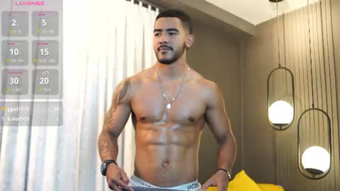 Snapshot of reik_von chatting on June 2026 01:34:02 PM Reik online show from June 2026 01:34:02 PM