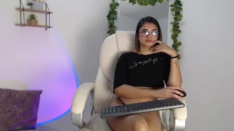 Snapshot of rem_evans chatting on December 2024 12:51:02 AM Erika online show from December 2024 12:51:02 AM