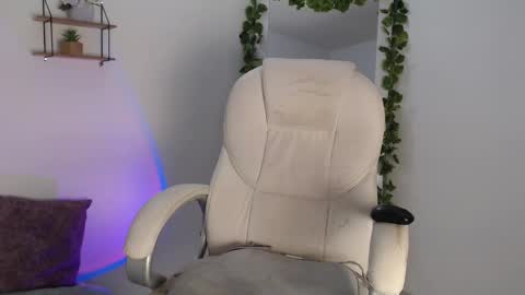 Snapshot of rem_evans chatting on December 2024 03:02:02 AM Erika online show from December 2024 03:02:02 AM