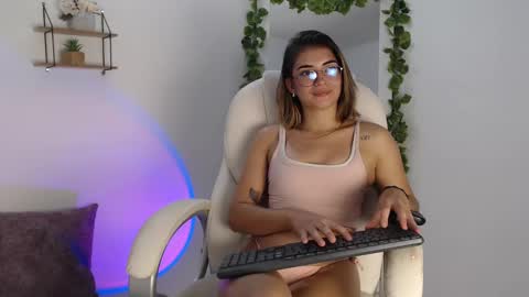 Snapshot of rem_evans chatting on December 2024 06:40:01 AM Erika online show from December 2024 06:40:01 AM