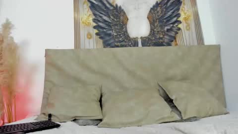 Snapshot of remy_flux chatting on February 2025 09:32:02 PM Laura online show from February 2025 09:32:02 PM