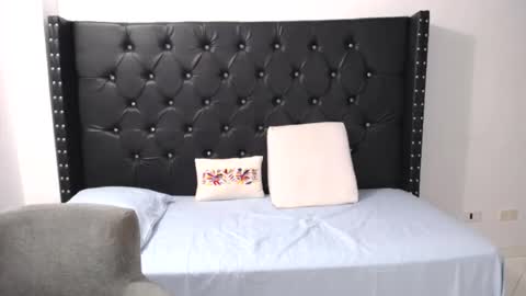 Renata Salinas online show from October 2025 08:52:01 PM