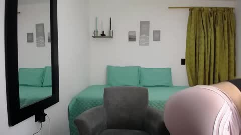 Renata Salinas online show from May 2026 10:27:01 PM